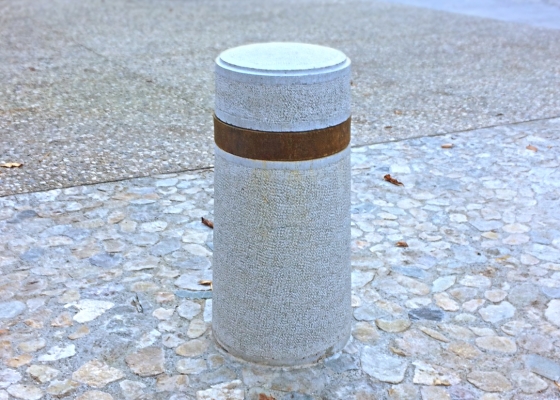 borne pierre bouchardée avec anneau corten